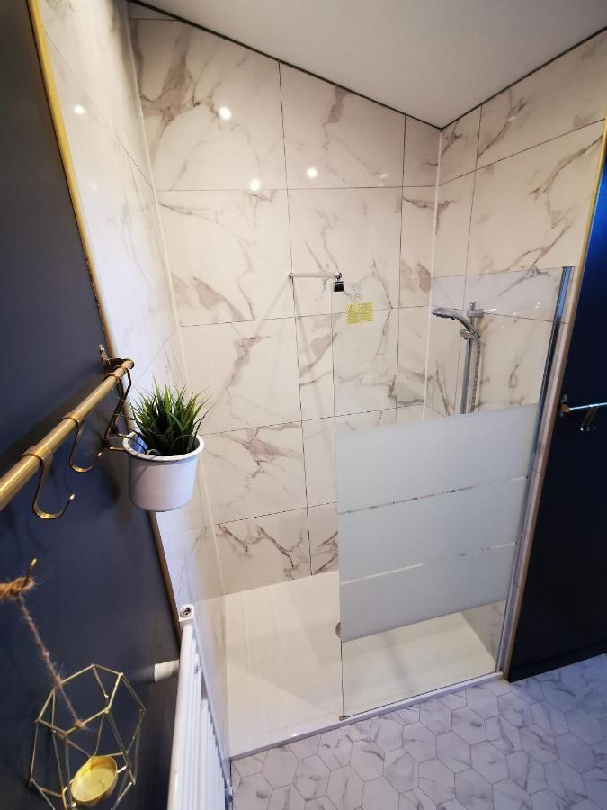 Appartement neuf climatisé sous les toits La Roche-Chalais Exterior foto